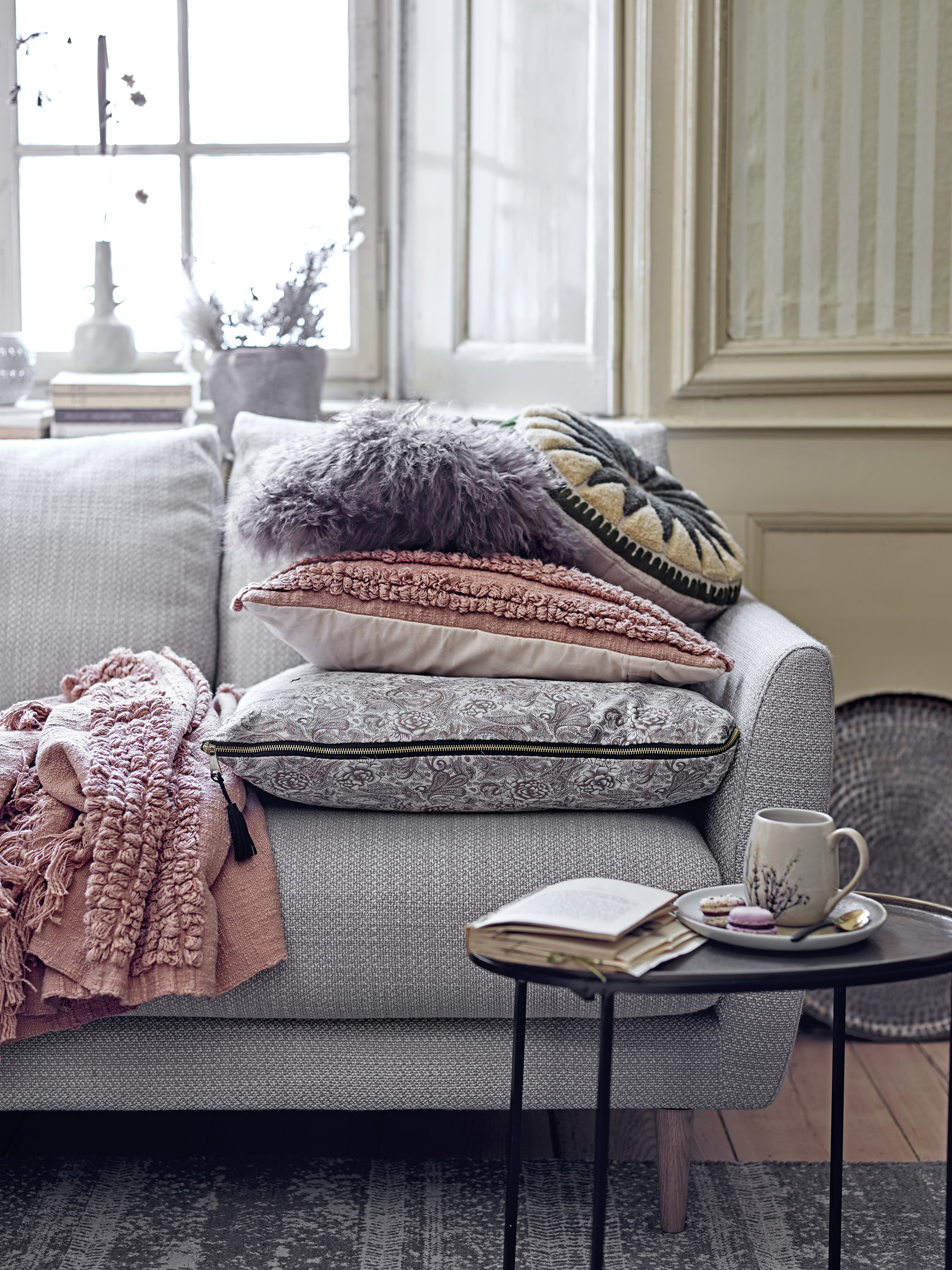 Dogan Cushion, Purple, Lambskin Mongolian - Imagen 2